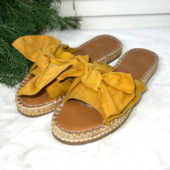 Universal Thread Shoes - 🛍️$5 Bundled |•UNIVERSAL THREAD•| Mustard Color Slide Sandals